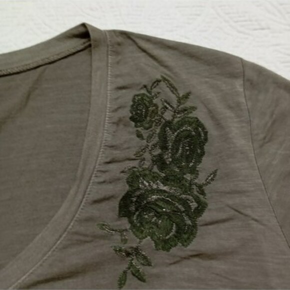 American Eagle Soft & Sexy Olive Green V-Neck Top XXL With Floral Embroidery - Picture 5 of 9